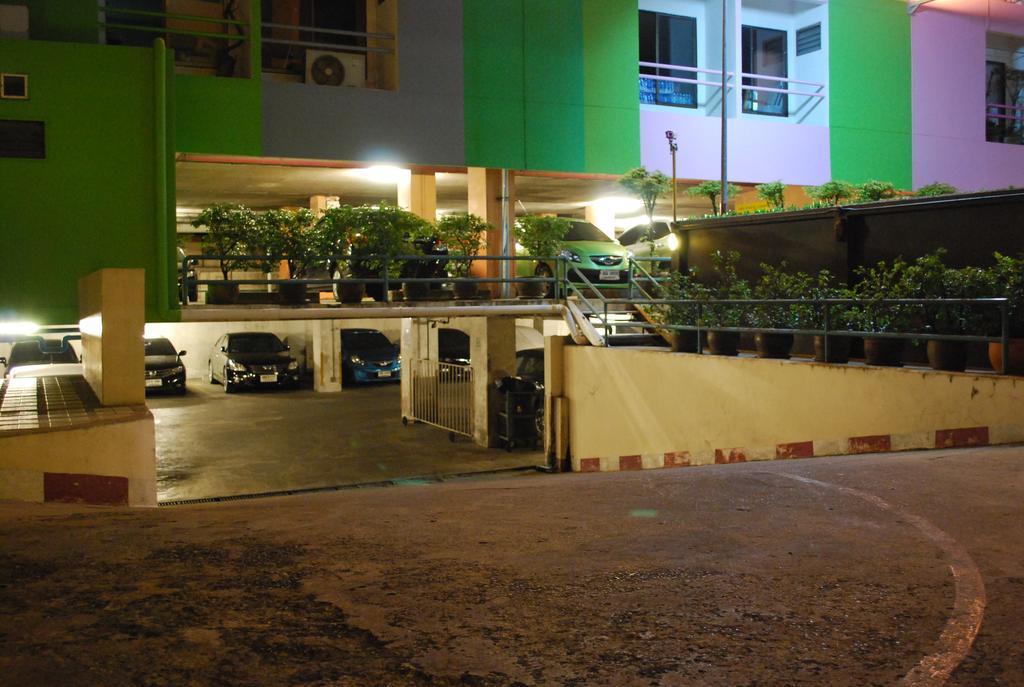 Witchuwan Apartel Bangkok Esterno foto
