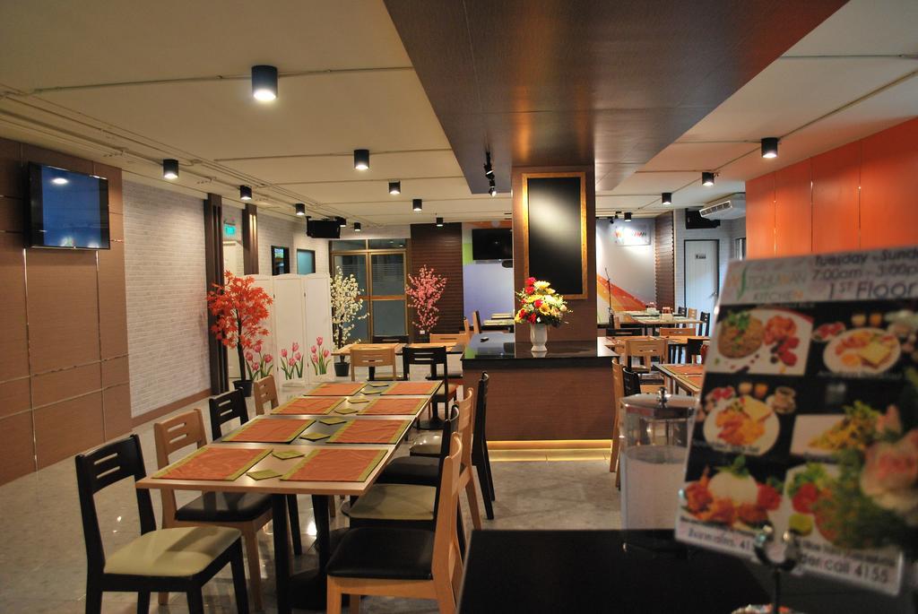 Witchuwan Apartel Bangkok Esterno foto